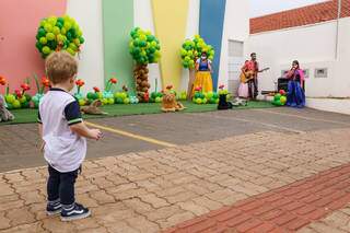 Arthur, 1 ano e 7 meses, admirado com a banda que animava a entrada dos alunos. (Foto: Kisiê Ainoã)