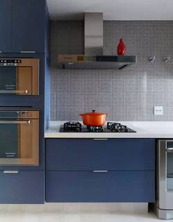 Exemplo de cozinha neutra, praticamente toda em azul, super elegante mas sem cair no &#34;formalzão&#34; (Foto: Reprodução/Pinterest)