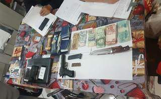 Celulares, notebook, dinheiro e armas apreendidos na casa do homem que ajudou na execução de empresário (Foto: Divulgação)