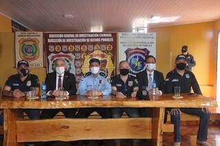 Policiais e promotores paraguaios responsáveis pela investigação (Foto: ABC Color)