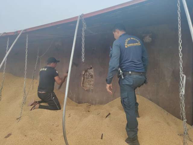 Traficante foge ap&oacute;s tombar carreta com 600 quilos de maconha na MS-377