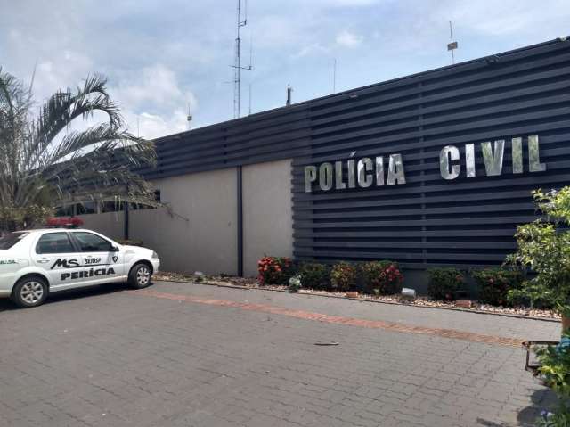 Mulher &eacute; ferida a tiros depois de tentar invadir casa de vizinha com fac&atilde;o