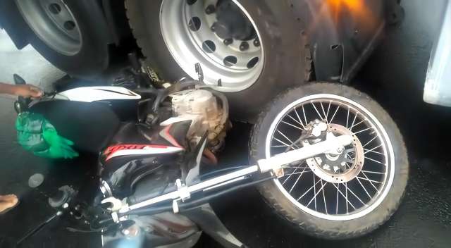 Moto para sob caminh&atilde;o na Cear&aacute; e quase &eacute; atingida por rodas