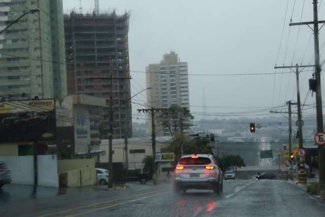 Chuva faz umidade saltar para 92% e temperatura cair 8&deg;C nesta tarde