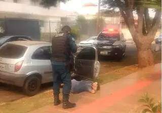 Polícia rende assaltante depois de tentativa de roubo de carro no São Bento (Foto: Reprodução)