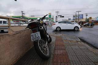 Moto envolvida em acidente com caminhão ficou com a roda amassada (Foto: Kísie Ainoã)