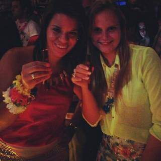 À esquerda, Mari com a amiga Renata se preparam para &#34;lançar&#34; o shot licor alemão (Foto: Arquivo Pessoal)