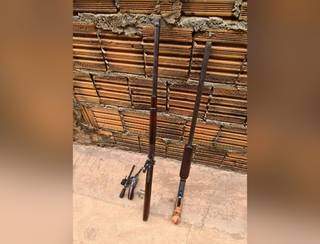 Armas apreendidas com os suspeito em Campo Grande (Foto: Divulgação)