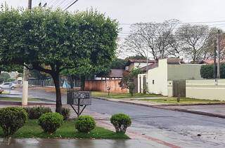 Chove nesta manhã de segunda-feira em Dourados (Foto: Helio de Freitas)