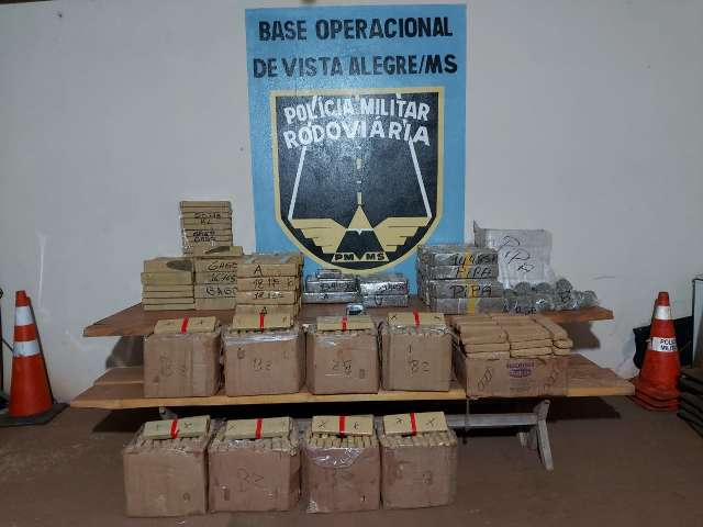 Em persegui&ccedil;&atilde;o, traficante abandona carro com mais de meia tonelada de droga