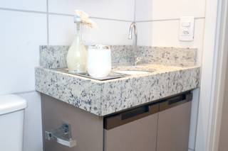 Kit acabamento VIA PREMIUM: Bancada do banheiro em Granito Branco Dallas ou similar com cuba, oferecido pela ViaSul Engenharia (Foto: Divulgação).