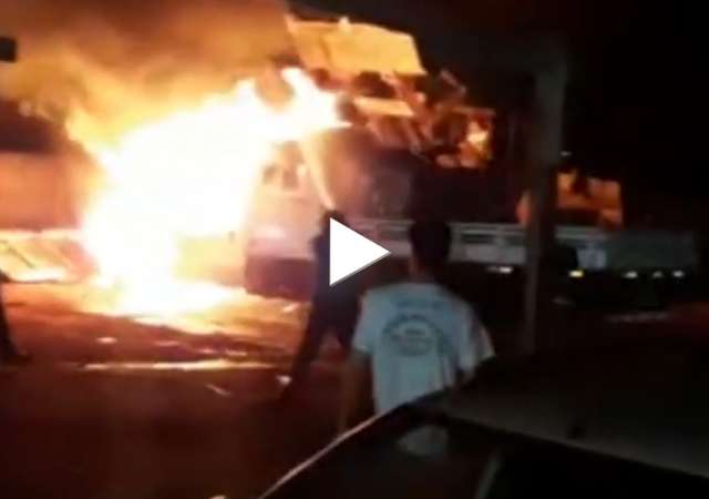 Fogo destrói camionete em pátio de prefeitura e assusta moradores