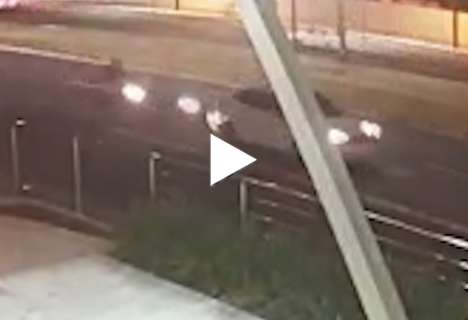Vídeo: motociclista bate em carro e "voa" na Duque de Caxias