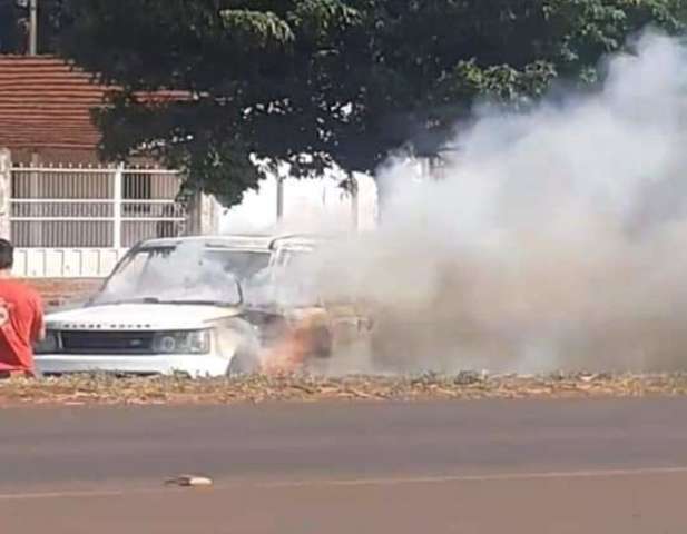 Tr&ecirc;s carros de luxo s&atilde;o incendiados simultaneamente nesta tarde na fronteira