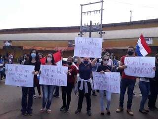 Moradores de Pedro Juan Caballero expõem em cartazes o drama da fronteira fechada (Foto: W Teixeira)