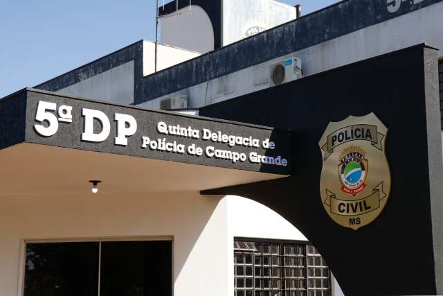 Jovem &eacute; sequestrado durante roubo e pula de carro para escapar 