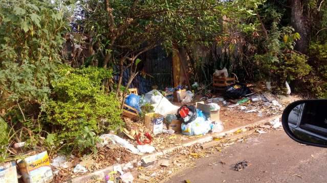 Morador reclama de lixo jogado em rua do Parque dos Novos Estados