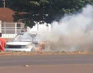 Bombeiros apagam chamas em Range Rover, hoje em Pedro Juan (Foto: Direto das Ruas)