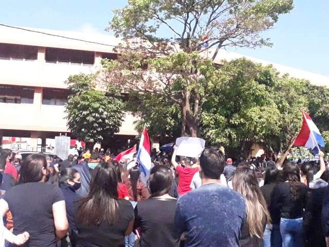 Atacadista tamb&eacute;m fecha e sobe para 1.000 total de demiss&otilde;es em um dia