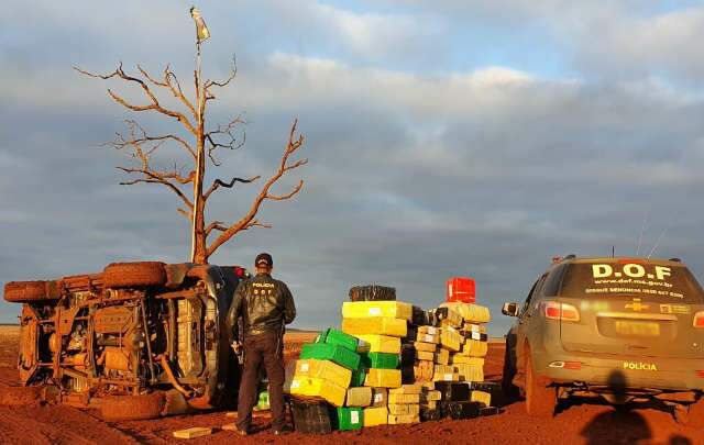 Traficante capota camionete e abandona carga de maconha avaliada em R$ 2 milh&otilde;es
