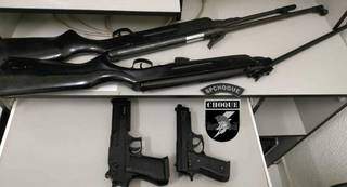 Armas encontradas com o homem no Bairro Marcos Roberto. (Foto: Divulgação/PM)
