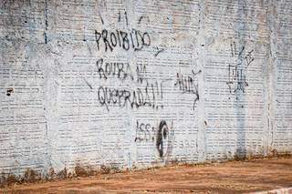 Pichação em muro de escola diz que é &#34;proibido roubar na quebrada&#34;. (Foto: Henrique Kawaminami)