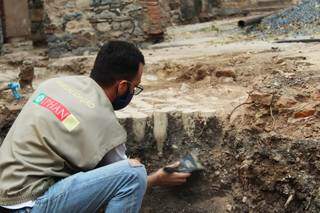 Técnico realiza trabalho de recuperação e arqueologia durante uma escavação (Foto: Reprodução/Iphan)