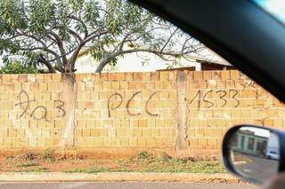 Pichação em muro com código do PCC. (Foto: Paulo Francis)