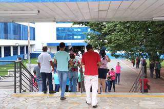 Estudantes na entrada na Uniderp, universidade particular da Capital (Foto: Paulo Francis/Arquivo)