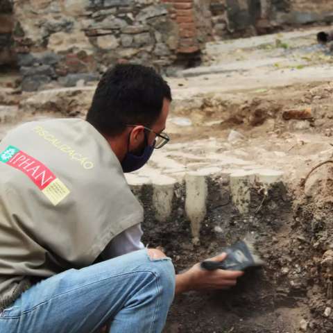 Mais de 200 objetos s&atilde;o encontrados em escava&ccedil;&atilde;o de antigo hotel