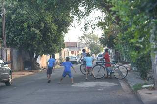 Crianças brincando na Rua Eugênio Perón. (Foto: Paulo Francis)