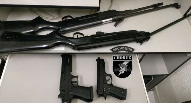 Ap&oacute;s atirar contra sobrinho, homem &eacute; preso com pistolas falsas e espingarda