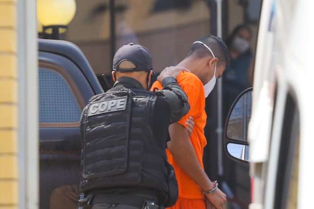 Juiz cancela julgamento ao ver r&eacute;u com uniforme laranja e escolta armada
