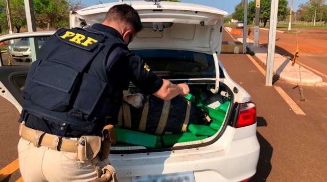 Fiscaliza&ccedil;&atilde;o apreende 400 kg de maconha e recupera ve&iacute;culo roubado 