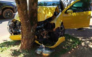 Carro que suspeitas estavam ficou com a frente completamente destruída. (Foto: Márcio Rogério / Nova News)