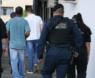 Flagrados com drogas em presídio são conduzidos pela PM (Polícia Militar) até a Depac do Centro (Foto: Kísie Ainoã) 