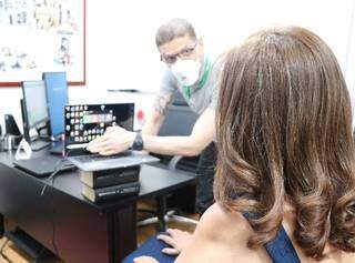 Sara Francisco Silva, procuradora de Justiça, utilizando tecnologia que permite manipular computador com movimento dos olhos (Foto: Divulgação/MPMS)