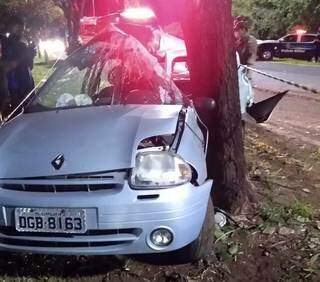 Suellen conduzia Clio, que bateu em árvore após acidente com Gol. (Foto: Direto das Ruas)