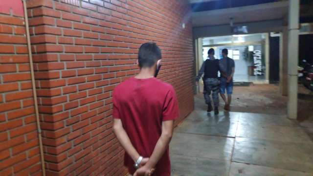 Pol&iacute;cia v&ecirc; dupla fumando maconha e descobre venda de drogas em casa