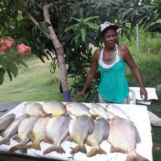 Neguinha de Camisão é pescadora “profissa” com até página no Face