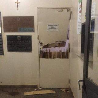 Imagem mostra porta da Delegacia da Polícia Civil. (Foto: Radar MS)