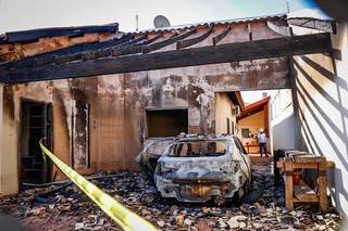Casa queimada e carro destruído. Perícia aponto defeito elétrico como causa do fogo. (Foto Hen rique Kawaminami/Arquivo Campo Grande News)