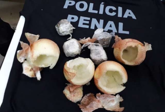Gr&aacute;vida tenta entregar cebola &ldquo;recheada&rdquo; com maconha em pres&iacute;dio 