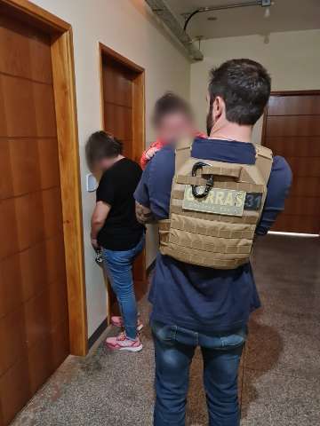 Mulher &eacute; presa por sequestrar o pr&oacute;prio neto para extorquir dinheiro