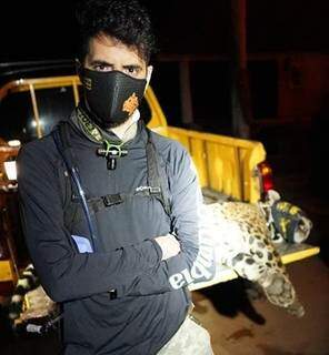 Biólogo Hugo Fernandes durante a captura de uma onça para implantação de rádio-colar. (Foto: Arquivo Pessoal)