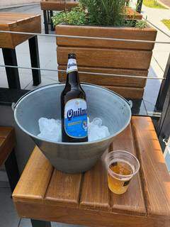 A cerveja pode ser colocada num balde com gelo para não esquentar (Foto: Lucas Mamédio)
