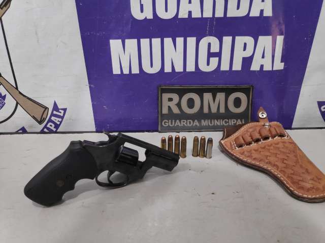 Homem &eacute; preso por porte ilegal de arma que pode ter sido furtada de f&oacute;rum 
