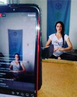 Professora de yoga Ísis Neves durante aula on-line. 