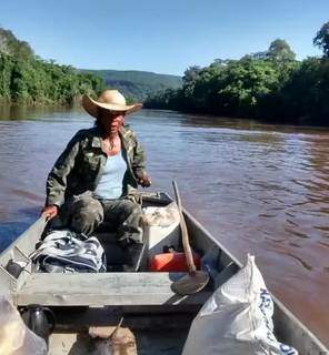 Neguinha navega no remanso do Rio Aquidauna (Foto: Reprodução/Facebook)