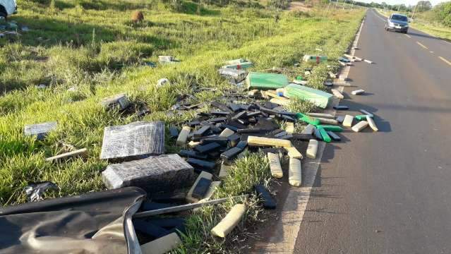 Caminhonete capota e espalha fardos de maconha em rodovia da fronteira
